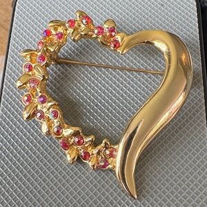 Elegant Gold Heart Brooch with Sparkling Crystal Accents
